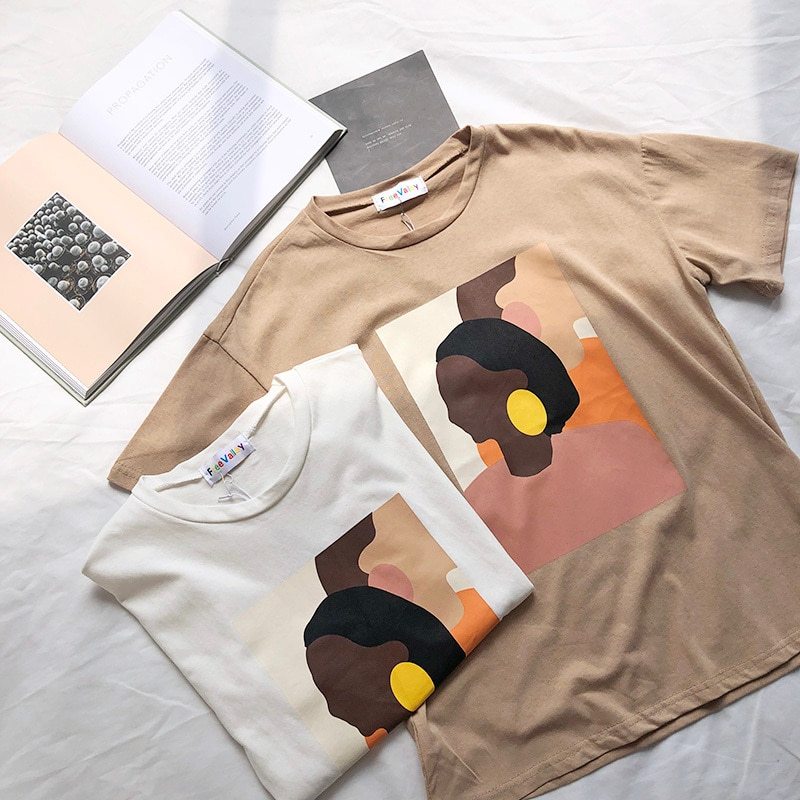 Koszulka w abstrakcyjny wzór